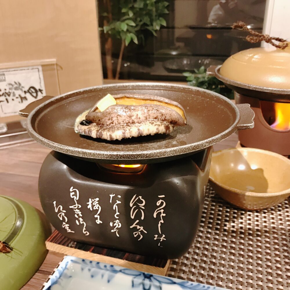 豪華な海鮮料理:アワビ